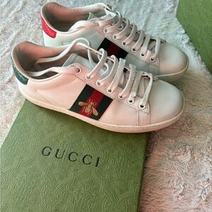 Women’s Gucci Ace sneakers with Bee